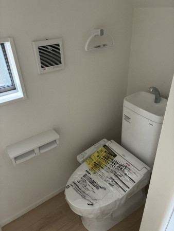 高岡市荻布新町、新築一戸建てのトイレ画像です