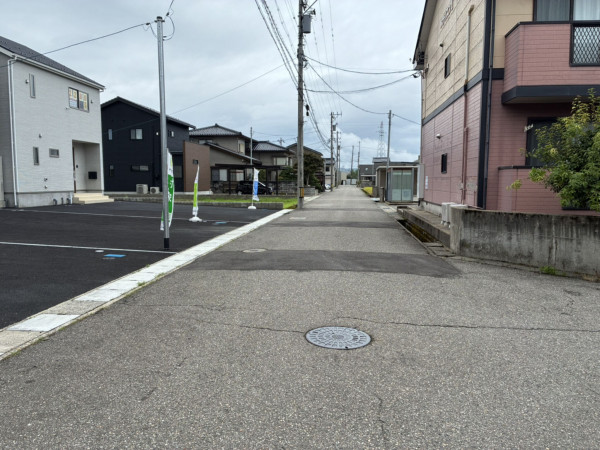 高岡市荻布新町、新築一戸建ての前面道路を含む現地写真画像です