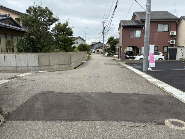 高岡市荻布新町、新築一戸建ての前面道路を含む現地写真画像です