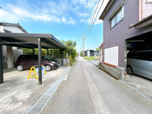富山市粟島町、中古一戸建ての前面道路を含む現地写真画像です