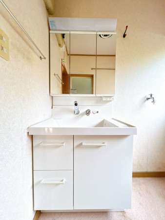 富山市粟島町、中古一戸建ての洗面画像です