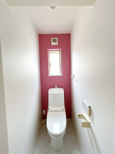 富山市長附、中古一戸建てのトイレ画像です