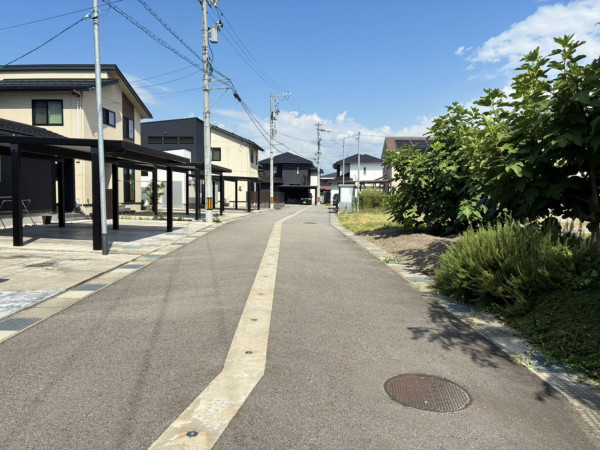 富山市下大久保、土地の前面道路を含む現地写真画像です