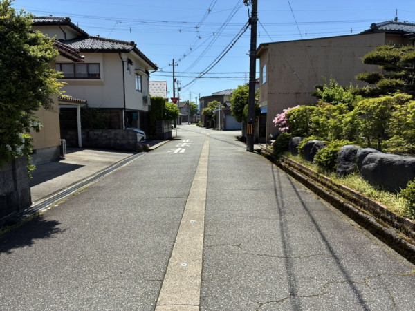 富山市長江東町、土地の前面道路を含む現地写真画像です