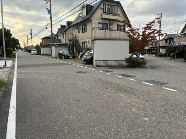 富山市上八日町、土地の前面道路を含む現地写真画像です