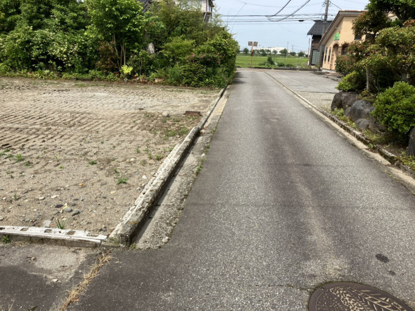 富山市水橋開発町、土地の前面道路を含む現地写真画像です