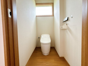 富山市小杉、中古一戸建てのトイレ画像です