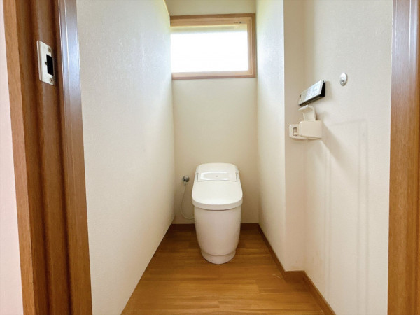 富山市小杉、中古一戸建てのトイレ画像です