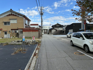 黒部市北新、土地の前面道路を含む現地写真画像です