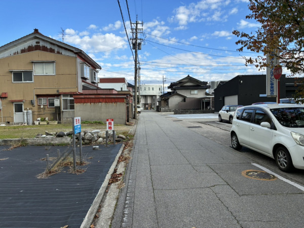 黒部市北新、土地の前面道路を含む現地写真画像です