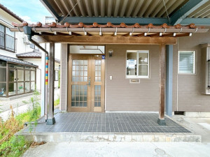 富山市城村、中古一戸建ての玄関画像です