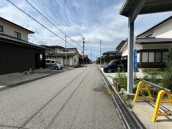 富山市城村、中古一戸建ての前面道路を含む現地写真画像です