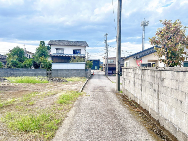富山市中川原、土地の前面道路を含む現地写真画像です