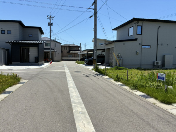 富山市米田町、土地の前面道路を含む現地写真画像です