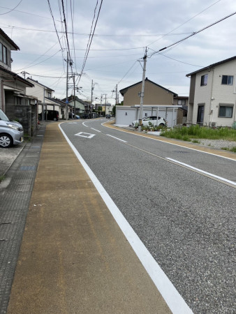富山市荒川、土地の前面道路を含む現地写真画像です