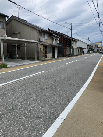 富山市荒川、土地の前面道路を含む現地写真画像です