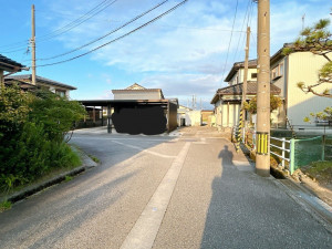 富山市日俣、中古一戸建ての前面道路を含む現地写真画像です