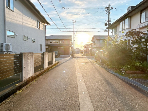 富山市日俣、中古一戸建ての前面道路を含む現地写真画像です