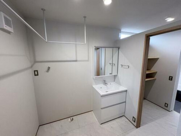 富山市土居原町、新築一戸建ての洗面画像です