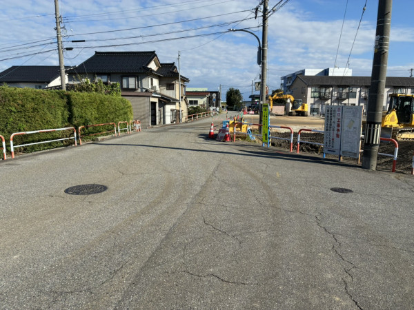 富山市鵯島、土地の前面道路を含む現地写真画像です