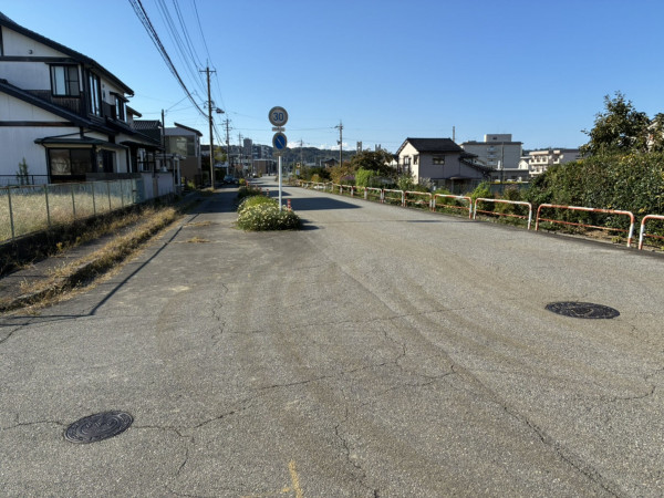 富山市鵯島、土地の前面道路を含む現地写真画像です