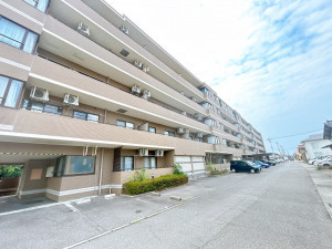 富山市蓮町、マンションの外観画像です