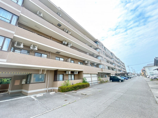 富山市蓮町、マンションの外観画像です