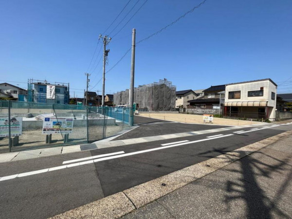 射水市小島、土地の前面道路を含む現地写真画像です