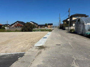 射水市三ケ、土地の前面道路を含む現地写真画像です