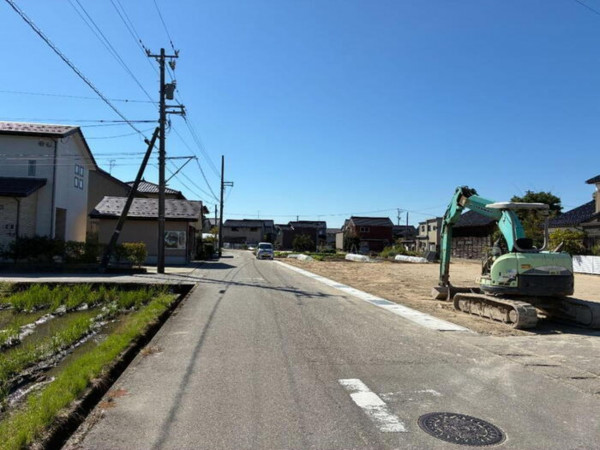 射水市三ケ、土地の前面道路を含む現地写真画像です