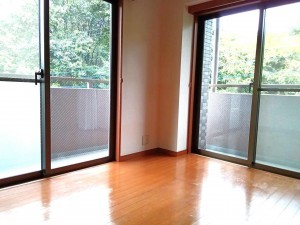 甲州市勝沼町菱山、マンションの画像です