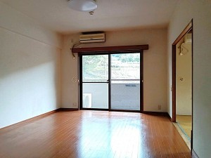 甲州市勝沼町菱山、マンションの画像です