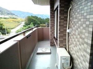 甲州市勝沼町菱山、マンションの画像です