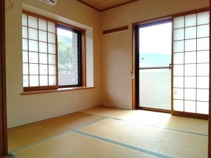 甲州市勝沼町菱山、マンションの画像です