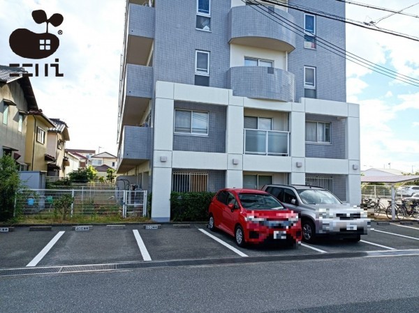 姫路市飾磨区構、マンションの駐車場画像です