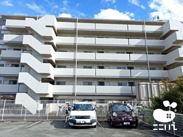 姫路市飾磨区構、マンションの外観画像です