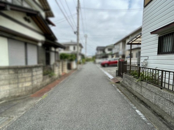 たつの市龍野町堂本、中古一戸建ての前面道路を含む現地写真画像です
