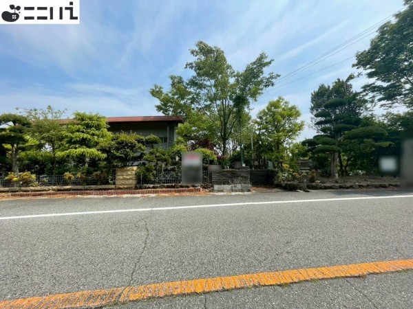 たつの市御津町室津、中古一戸建ての前面道路を含む現地写真画像です