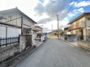 たつの市龍野町中井、中古一戸建ての前面道路を含む現地写真画像です