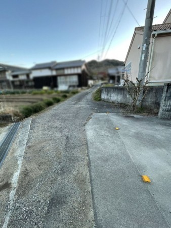 相生市若狭野町入野、中古一戸建ての前面道路を含む現地写真画像です