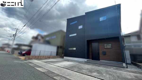 たつの市揖保川町正條、中古一戸建ての前面道路を含む現地写真画像です
