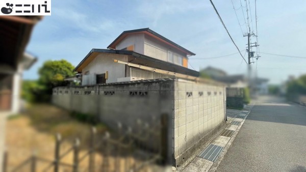 相生市青葉台、中古一戸建ての前面道路を含む現地写真画像です