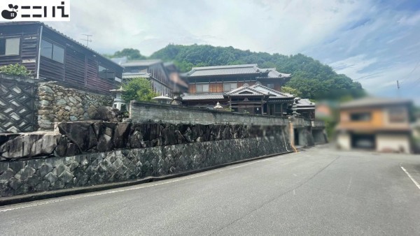 たつの市神岡町沢田、中古一戸建ての前面道路を含む現地写真画像です