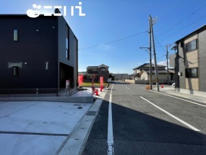 姫路市花田町、新築一戸建ての前面道路を含む現地写真画像です