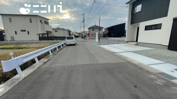 姫路市苫編、新築一戸建ての前面道路を含む現地写真画像です