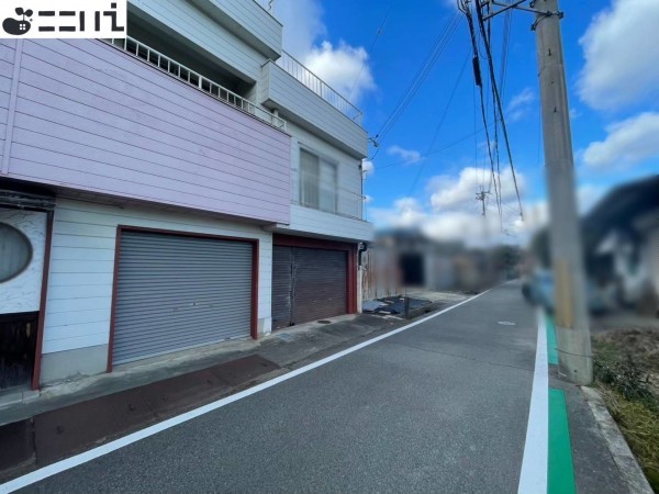 揖保郡太子町太田、中古一戸建ての前面道路を含む現地写真画像です