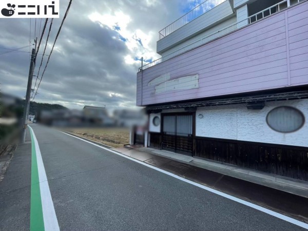 揖保郡太子町太田、中古一戸建ての前面道路を含む現地写真画像です