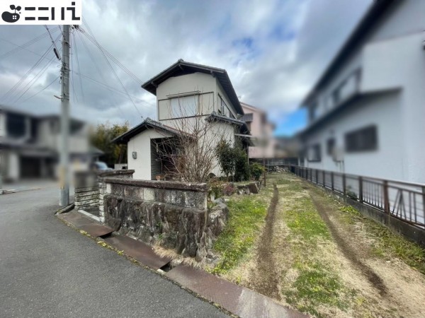 揖保郡太子町原、中古一戸建ての前面道路を含む現地写真画像です