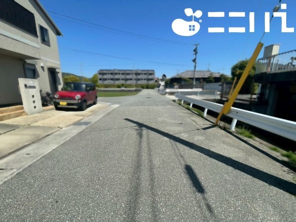 姫路市飾磨区中浜町、中古一戸建ての前面道路を含む現地写真画像です