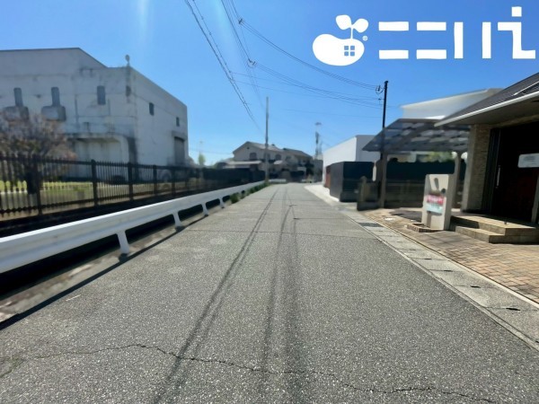 姫路市飾磨区中浜町、中古一戸建ての前面道路を含む現地写真画像です